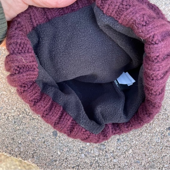 UNDER ARMOUR Women’s Burgundy Purple Winter Hat Beanie Fleece Lined - Picture 3 of 7